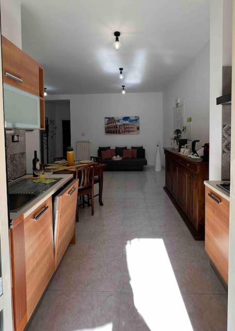 3 Fermate Dal Colosseo - Casa Vacanze Elena - 50 M Da Metro Garbatella Rom Exterior foto
