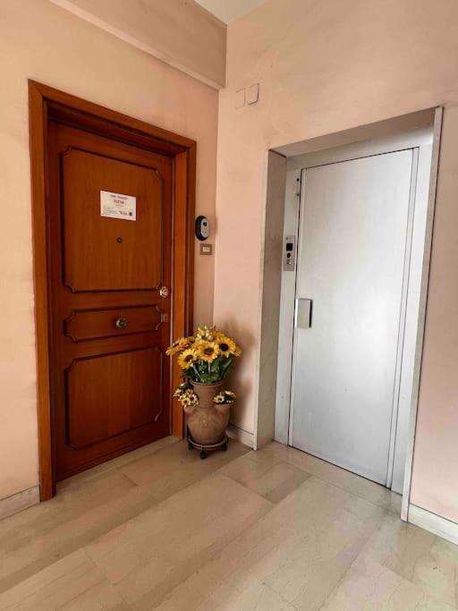 3 Fermate Dal Colosseo - Casa Vacanze Elena - 50 M Da Metro Garbatella Rom Exterior foto
