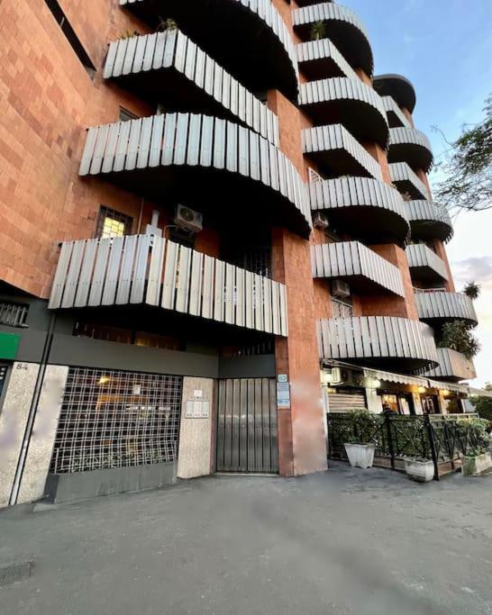 3 Fermate Dal Colosseo - Casa Vacanze Elena - 50 M Da Metro Garbatella Rom Exterior foto