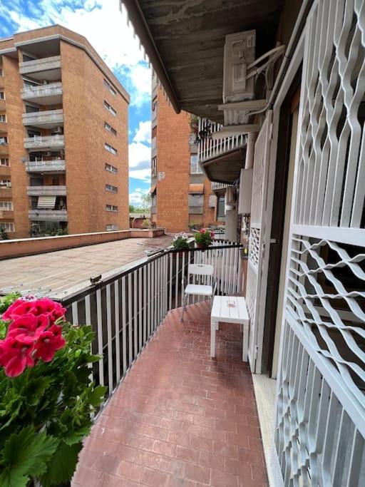 3 Fermate Dal Colosseo - Casa Vacanze Elena - 50 M Da Metro Garbatella Rom Exterior foto